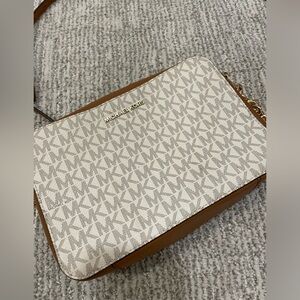 Michael Kors vanilla/acorn jet set large printed logo crossbody bag